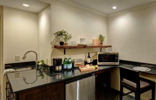 The Garrison Hotel & Suites Dover-durham, Ascend Hotel Collection
