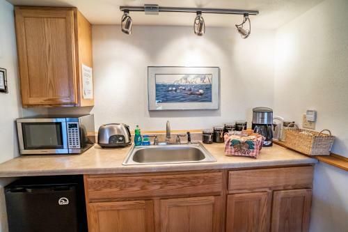 Bears Den B&B And Lodging