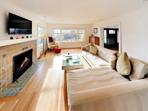 346 West Kinnear Place Home