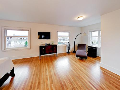 346 West Kinnear Place Home