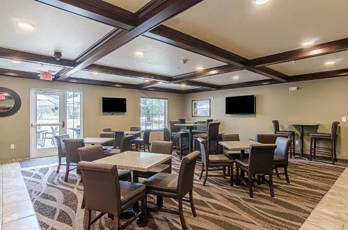 Hotel Cobblestone Inn & Suites - Guernsey
