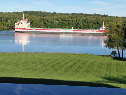 Villa 31 Acre Hudson River Estate