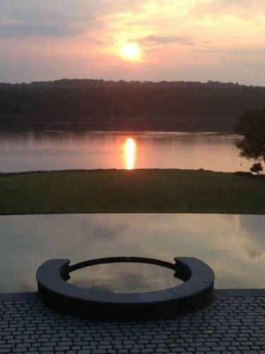 Villa 31 Acre Hudson River Estate