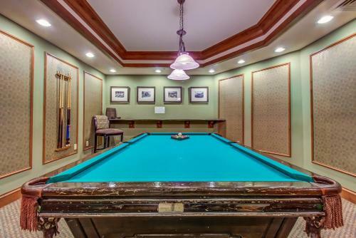 Eagle Springs East 101: Red-wing Suite