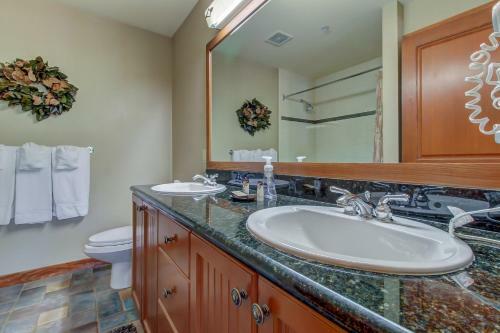 Eagle Springs East 101: Red-wing Suite