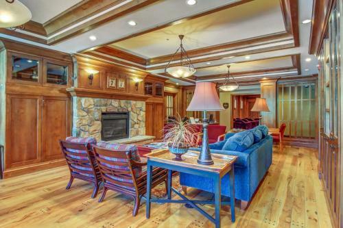 Eagle Springs East 101: Red-wing Suite