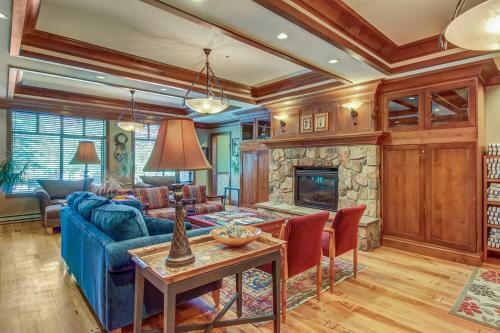 Eagle Springs East 101: Red-wing Suite