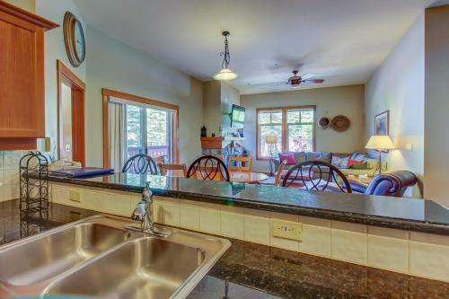 Eagle Springs East 101: Red-wing Suite
