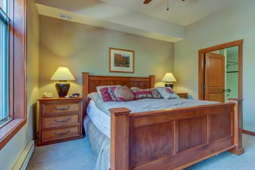 Eagle Springs East 101: Red-wing Suite