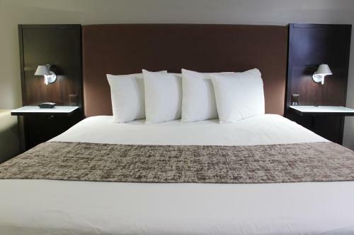 Motel Westbridge Inn & Suites
