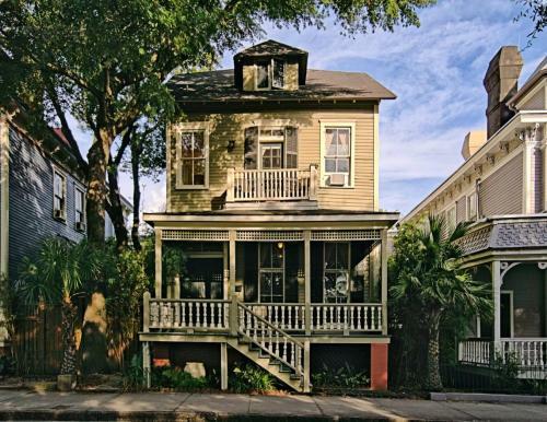 3 Bedroom Victorian Stunner On Forsyth Park