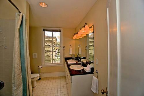 3 Bedroom Victorian Stunner On Forsyth Park