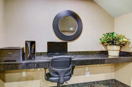 Hotel Castle Rock Inn & Suites - Quinter