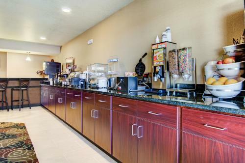 Hotel Castle Rock Inn & Suites - Quinter