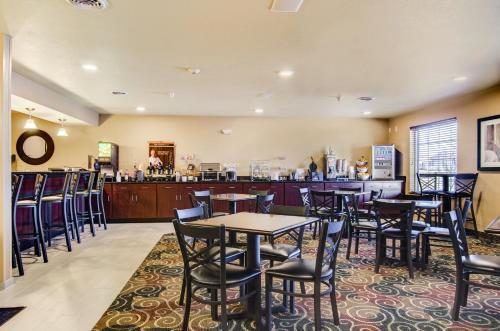 Hotel Castle Rock Inn & Suites - Quinter