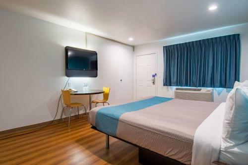 Hotel Motel 6 San Bernardino, Ca - Downtown