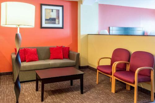 Hotel Aloha Inn & Suites