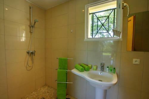 Mongoujou Villa Sleeps 8 Pool