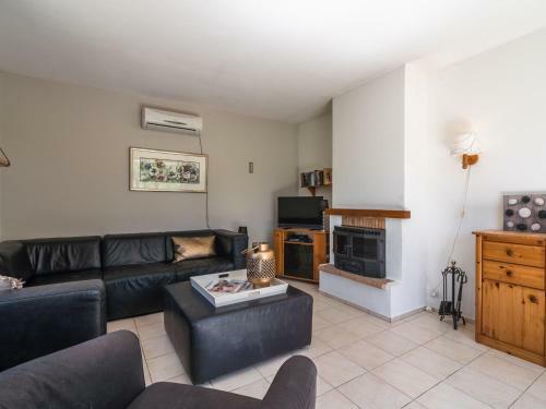 Spacious Villa With Private Pool In Montbrun-des-corbieres