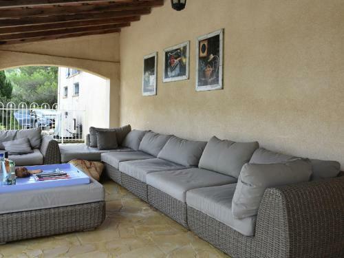 Spacious Villa In Montbrun-des-corbieres With Private Pool