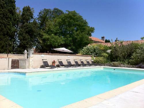 Le Pressoir de Pierre, Manoir de Longeveau