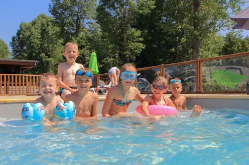 Camping Domaine Du Lac Chambon