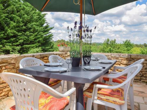 Spacious Holiday Home In Montcabrier With Garden