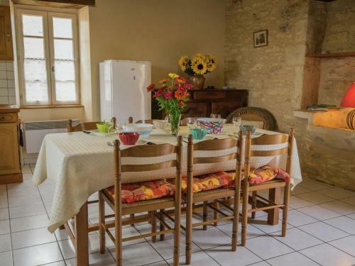 Spacious Holiday Home In Montcabrier With Garden