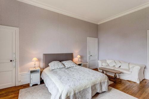 Agroturismo Poubreuil Chateau Sleeps 35 Pool