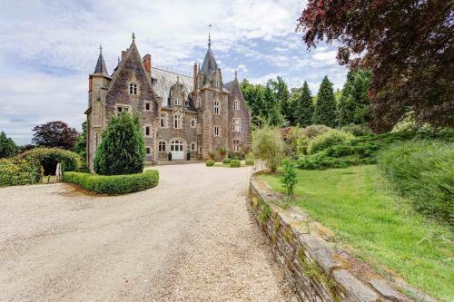 Agroturismo Poubreuil Chateau Sleeps 35 Pool