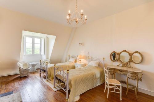 Agroturismo Poubreuil Chateau Sleeps 35 Pool