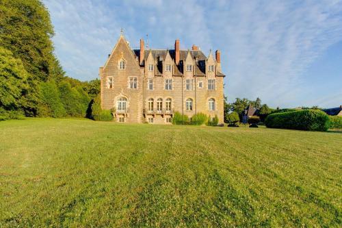 Agroturismo Poubreuil Chateau Sleeps 35 Pool