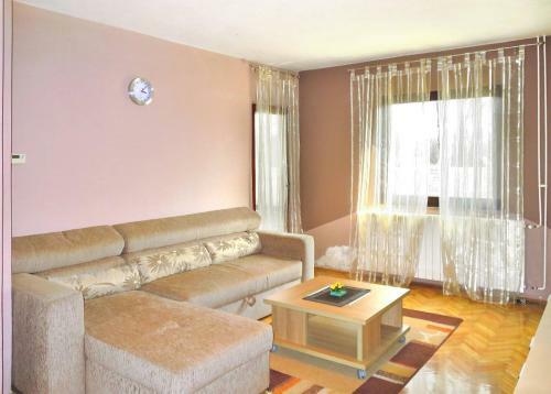 Holiday Home Dora (Roj471)