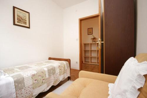 Apartments With A Parking Space Novigrad - 7020