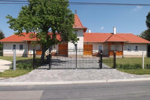 Apartamento Nagybajcsi K�rtefa Vendeghaz