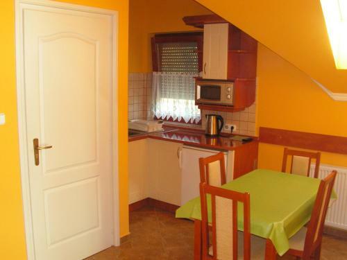 Nefelejcs Fagyiz� �s Apartmanh�z