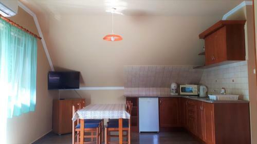 Nefelejcs Fagyiz� �s Apartmanh�z