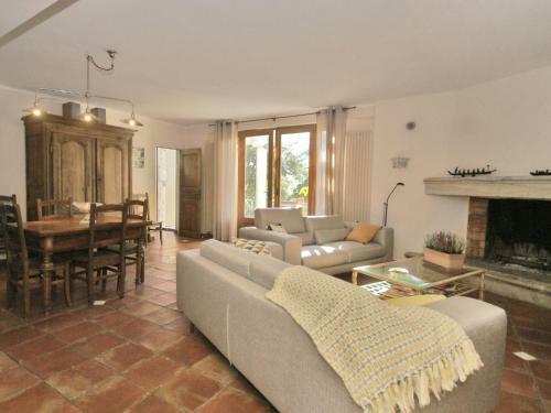 Spacious Pet-friendly Villa In Crillon-le-brave
