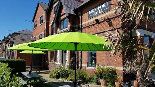 Hostal Mon Fort Guesthouse