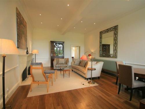 17 Sherborne House, Burford
