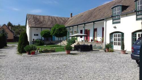 Bed & Breakfast Hegyh�t - Izm�ny �d�l?h�z