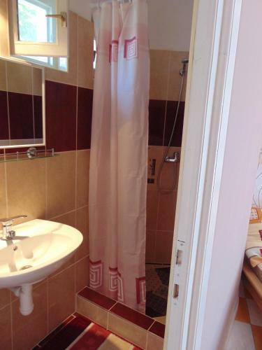 Gy�ngyvir�g Apartment