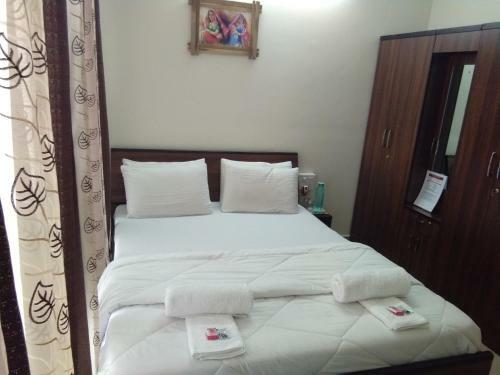 Hostal 3bhk Pure Veg Apartment In Amanora