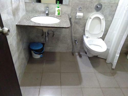Hostal 3bhk Pure Veg Apartment In Amanora