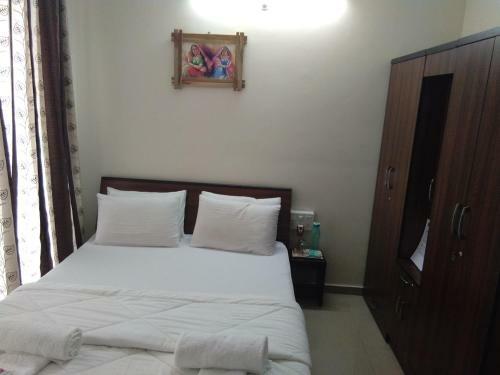 Hostal 3bhk Pure Veg Apartment In Amanora