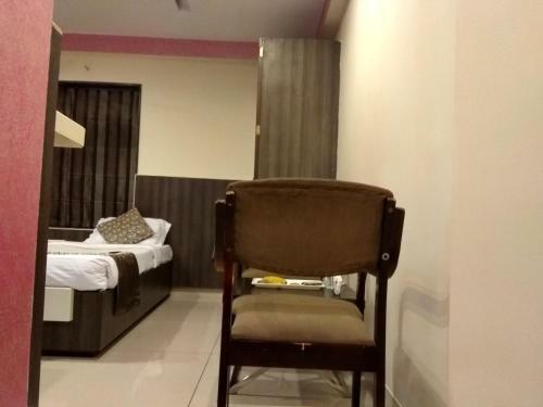 Hotel Jk Rooms 121 Shaheen Int.-nr. Mahindra Co.-midc