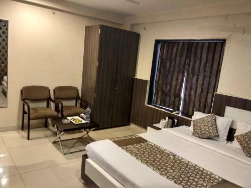 Hotel Jk Rooms 121 Shaheen Int.-nr. Mahindra Co.-midc