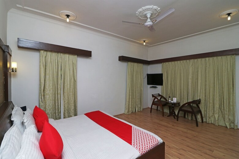Oyo 18724 Hotel Golden Bees