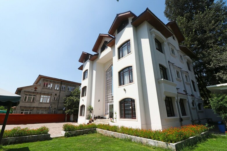 Oyo 18724 Hotel Golden Bees