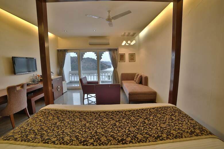 Hotel Jaisamand Island Resort
